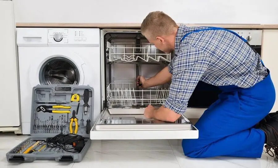 Zeytinburnu Hotpoint servisi teknisyen ekibi beyaz eşya tamiri yaparken